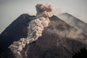 NAJAKTIVNIJI VULKAN U INDONEZIJI PONOVO PRORADIO: Merapi izbacuje oblake vrele pare i reku lave dugu 1.500 metara (VIDEO)
