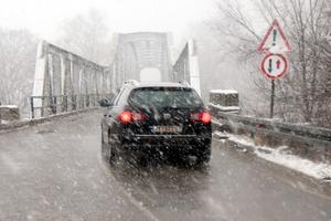 PAŽNJA! Auto-put kroz Pomoravlje zahvatila jaka snežna vejavica i magla, policija apeluje na oprez