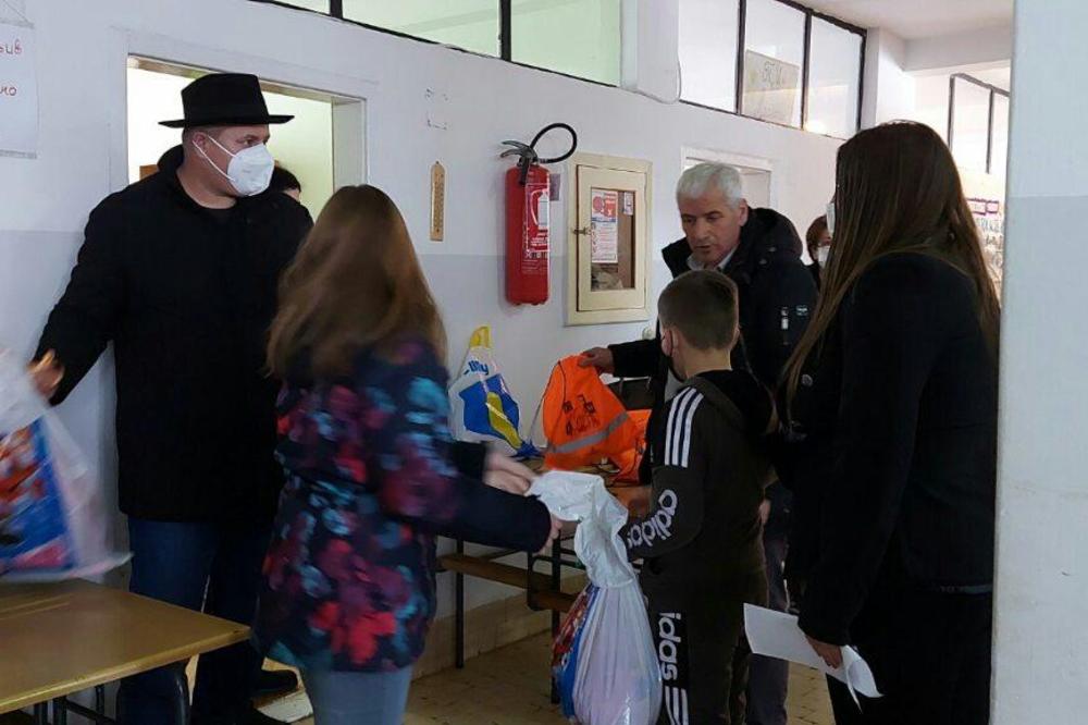 15 SELA U JEDNOJ ŠKOLI: Dobročinitelj Konatar darivao decu na Savindan u Mesnoj zajednici Bare (FOTO)