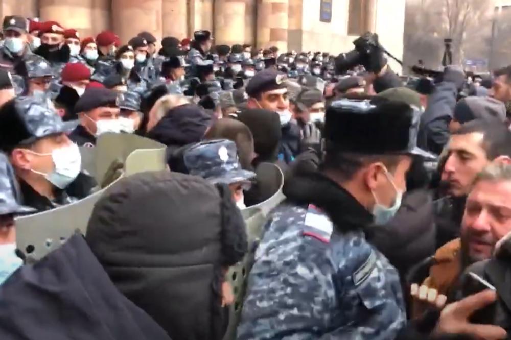 NOVI PROTESTI U JEREVANU: Demonstranti pokušali da upadnu u zgradu vlade, traže Pašinjanovu ostavku (VIDEO)