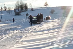 TEŠKA SITUACIJA ZBOG SNEGA U NOVOJ VAROŠI: Dvadesetak domaćinstava i dalje odsečeno od sveta (FOTO)