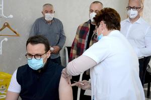 PETKOVIĆ PRIMIO VAKCINU: U Domu zdravlja Raška vakcinisali se i predstavnici Srpske liste