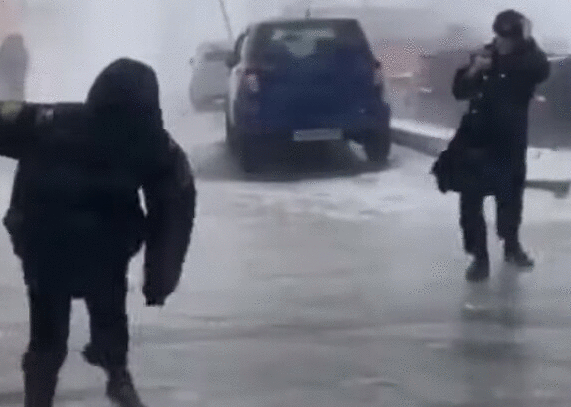 U VLADIVOSTOKU LJUTA BORBA SA VETROM: Udari idu do 136 km na sat, Rusi jedva hodaju po zaleđenim ulicama (VIDEO)