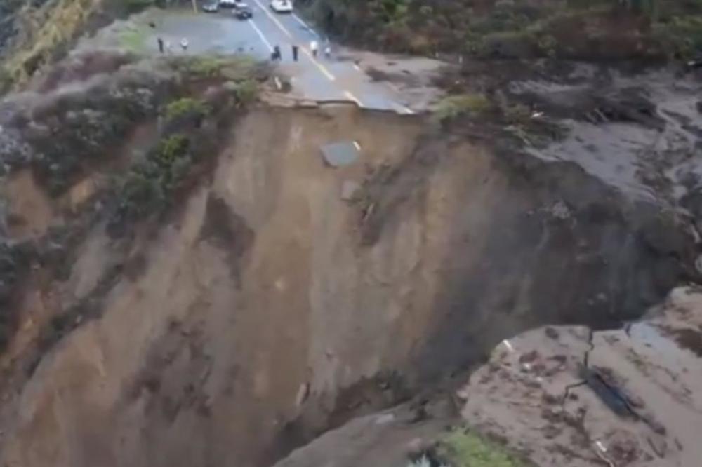ATMOSFERSKA REKA NAPRAVILA HAOS U KALIFORNIJI: Otvorila se ogromna rupa, glavni put presečen na pola! (VIDEO)