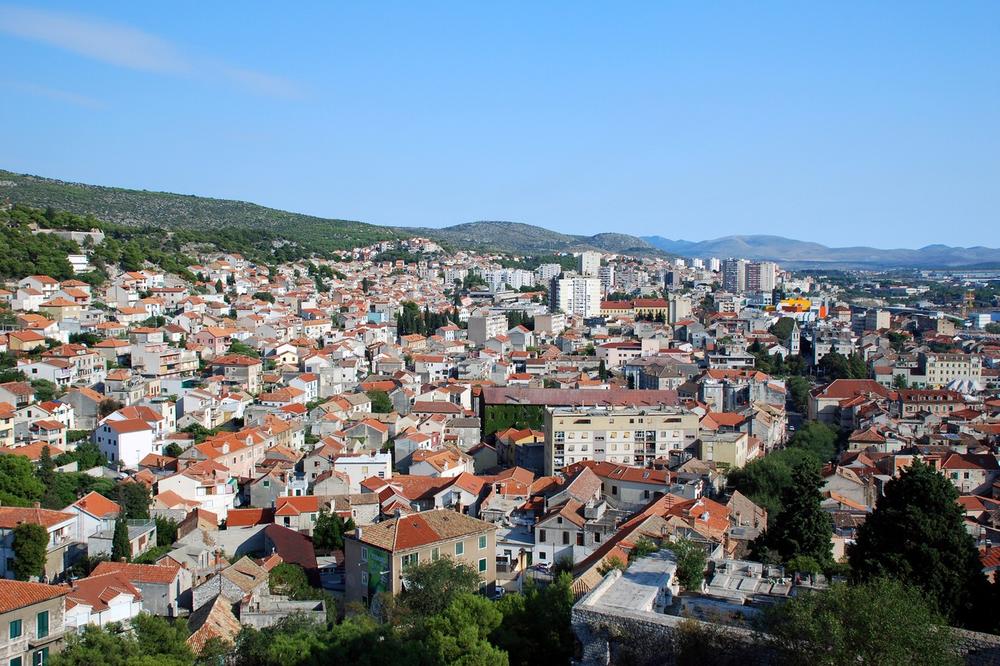 UŽAS, STRAVIČAN ZVUK, ZATRESLO JE KREVET I PROBUDILO ME: Ovako je izgledalo nekoliko sekundi jakog potresa kod Šibenika VIDEO