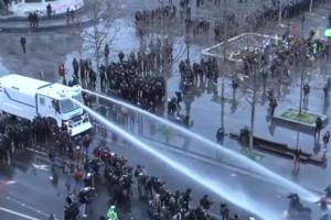 NEREDI U PARIZU ZBOG SPORNOG ZAKONA: Policija demonstrante zasula suzavcem i vodenim topovima (VIDEO)
