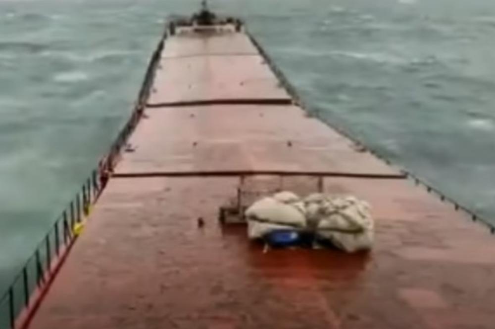 BROD PUKAO KAO ŠIBICA: Snimak potonuća ukrajinskog broda kod turske obale! Talasi ga polomili na dva dela kao od šale! (VIDEO)