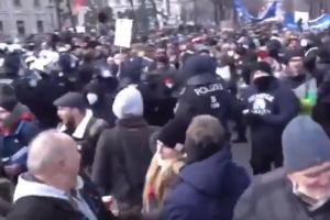 INCIDENTI U BEČU: Protivnici korona mera probili policijski kordon! Mnogi od njih pljuvali i vređali prolaznike (VIDEO)