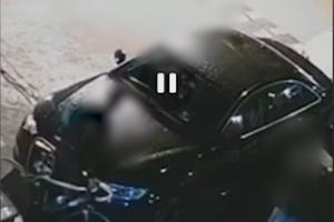 PRIŠLA JE SKUPOCENOM AUDIJU, A ONDA JE POČELA DA LOMI: Devojka i mladić oštećuju i grebu automobil parkiran ispred ulaza (VIDEO)