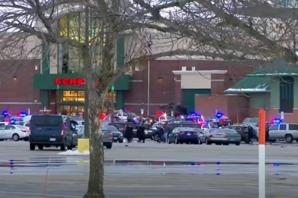DRAMA U VISKONSINU: Naoružani napadač otvorio vatru u tržnom centru, ima žrtava! Policija traga za njim (VIDEO)