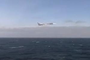 RUSI POSLALI JASNU PORUKU AMERIMA: Pogledajte prelet bombardera Su-25 pored američkog razarača Donald Kuk u Crnom moru! (VIDEO)