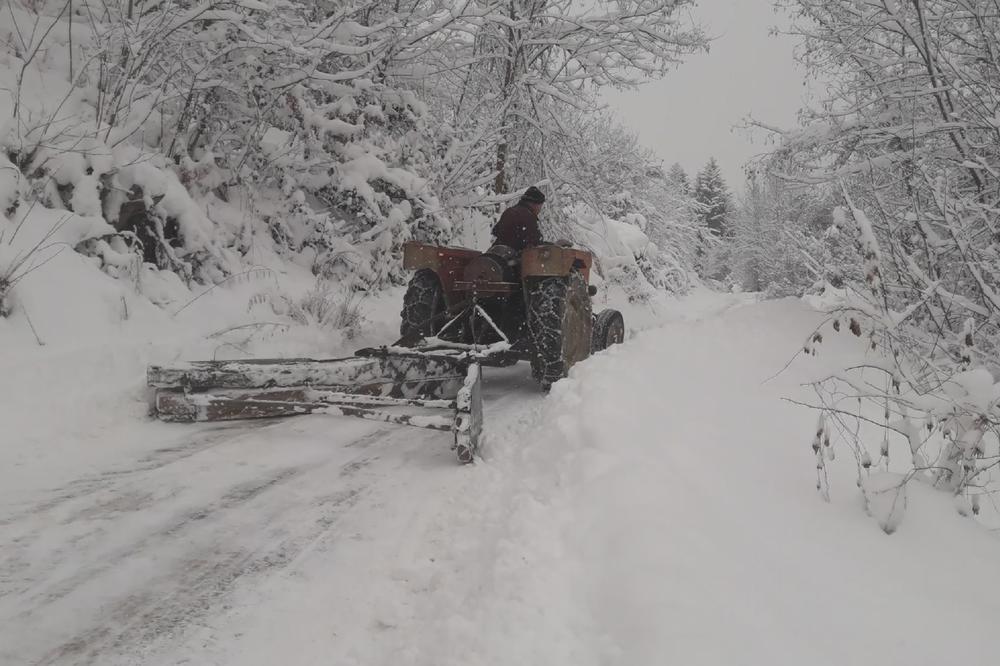 STIŽE POMOĆ: Meštani udaljenih sela na Pešteru ove zime su proživeli pravu dramu, došlo je na red pročišćavanje neprohodnih puteva