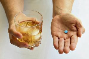 PRAVILNA PRIMENA MEDIKAMENATA: Evo zašto ne treba mešati alkohol i lekove