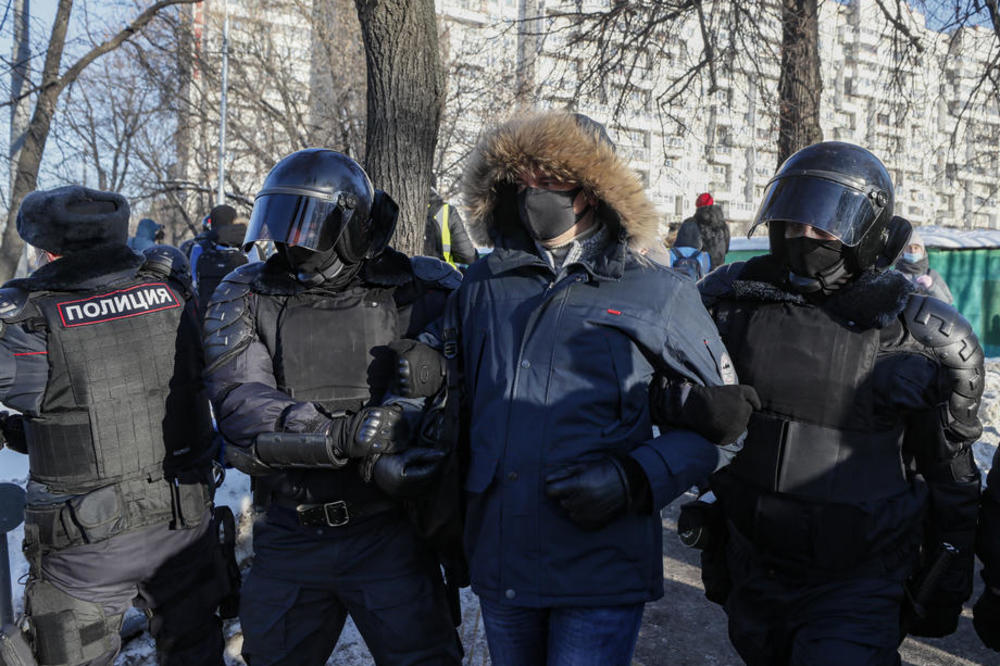 PRISTALICE NAVALJNOG SE I DALJE OKUPLJAJU I SUKOBLJAVAJU SA POLICIJOM: Mogu li oni da prisile Putina da poklekne