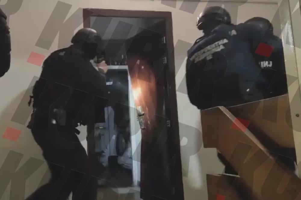 POGLEDAJTE! FILMSKA AKCIJA INTERVENTNE NA KARABURMI: Razbojnik se šokirao kada je shvatio kakva sila mu je grunula na vrata(VIDEO)