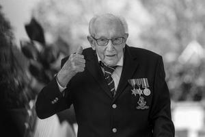 ODLAZAK BRITANSKOG SUPERDEKE: Umro kapetan Tom Mur (100) koji je skupio milione za borbu protiv korone, kojoj je i podlegao VIDEO