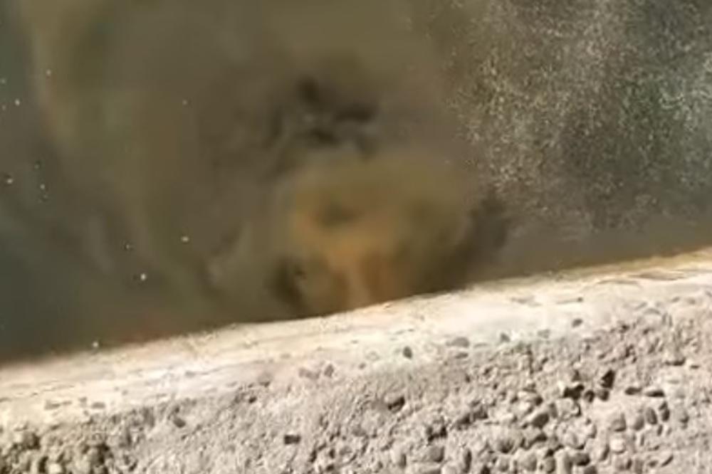 EKOLOŠKA KATASTROFA NA SPLITSKOJ PLAŽI: Smeđa mrlja se nekontrolisano širi, ljudi bežali zbog smrada (VIDEO)