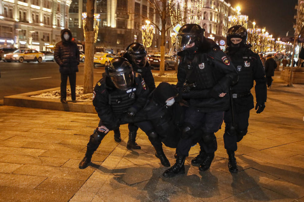 NAPETO U MOSKVI POSLE PRESUDE NAVALJNOM: Grad pod opsadom policije, hapse demonstrante (VIDEO)
