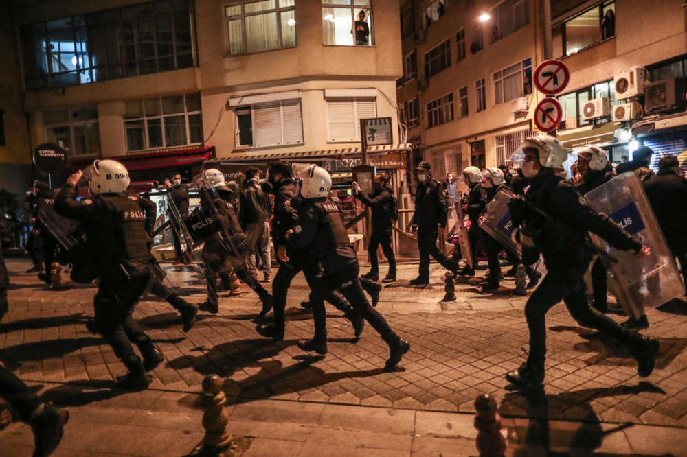 TURSKA POLICIJA HAPSILA STUDENTE: Privedeno više od 170 ljudi koji traže smenu Erdoganovog rektora