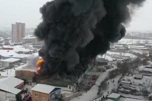 STRADALI VATROGASCI U VELIKOM POŽARU U RUSIJI: Tražili nestale u zapaljenom skladištu kada se zgrada urušilia na njih! (VIDEO)