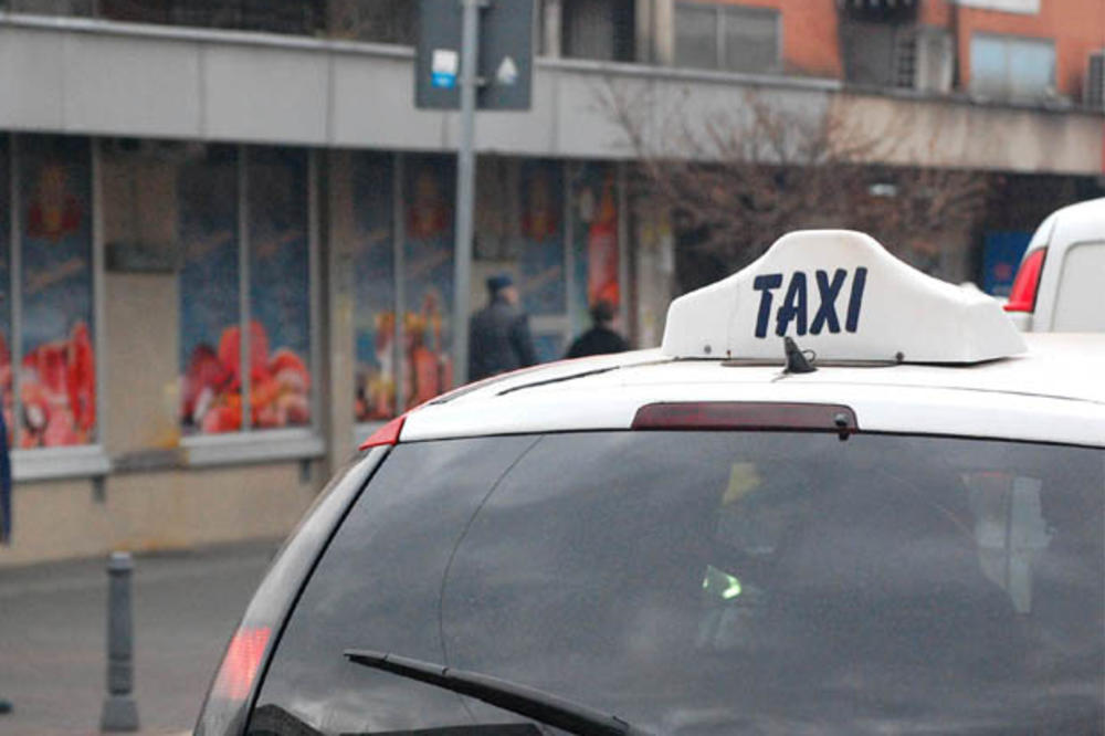 KARAMBOL U ZAJEČARU: Taksi uleteo kroz izlog prodavnice, povređeni i vozač i putnik