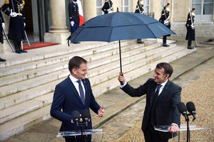MAKRON HTEO DA SE POKAŽE KAO DOMAĆIN: Držao kišobran slovačkom premijeru, tri puta odbio saradnike koji su hteli da pomognu!
