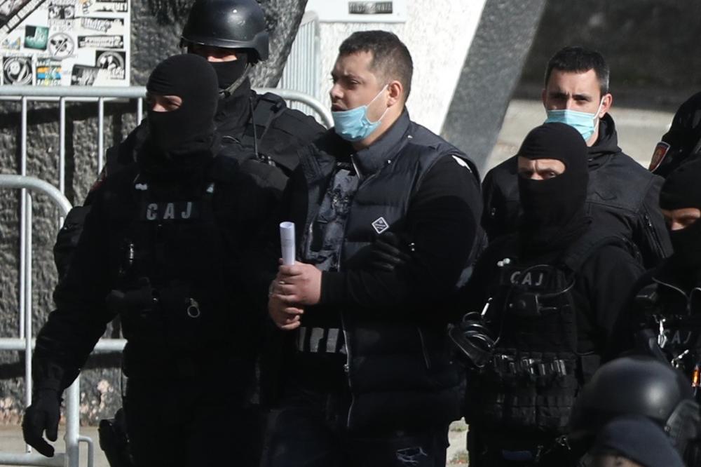 POLICIJA NA STADIONU PARTIZANA PRONAŠLA I SNAJPER: Grupa Velje Nevolje krila oružje i drogu ISPOD TRIBINA