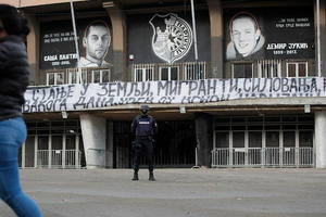 ŽANDARMERIJA UKLONILA TRANSPARENT GROBARA SA JUGA: Duge cevi na stadionu Partizana, detaljan pretres južne tribine (FOTO)