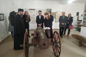 OBEĆAO POMOĆ ZA OČUVANJE KOMPLEKSA: Princ Filip posetio opljačkani Muzej vožda Karađorđa (FOTO)