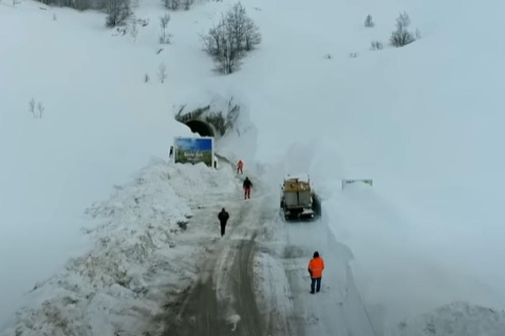 SNEG ZATRPAO PUT ŽABLJAK-ŠAVNIK: Saobraćaj u prekidu kod tunela Ivica! Ekipe na terenu!