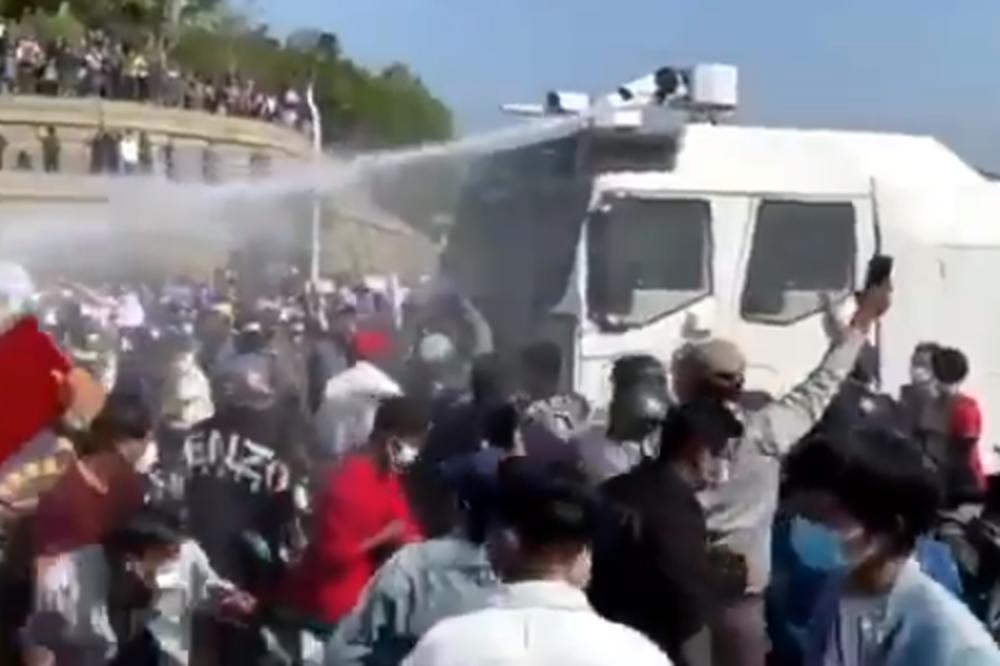 HAOS U MJANMARU: Na ulice izašle hiljade koje se protive puču, policija odgovorila vodenim topovima (VIDEO)