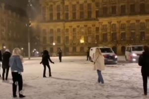 HOLANDIJA BESNI ZBOG GRUDVANJA POLICIJE I GRAĐANA U AMSTERDAMU: Ovo je kršenje epidemioloških mera VIDEO