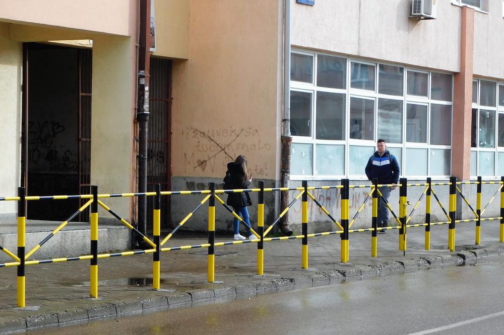 BEZBEDNOST ĐAKA NA PRVOM MESTU: Postavljena zaštitna ograda u Loznici pored dve škole