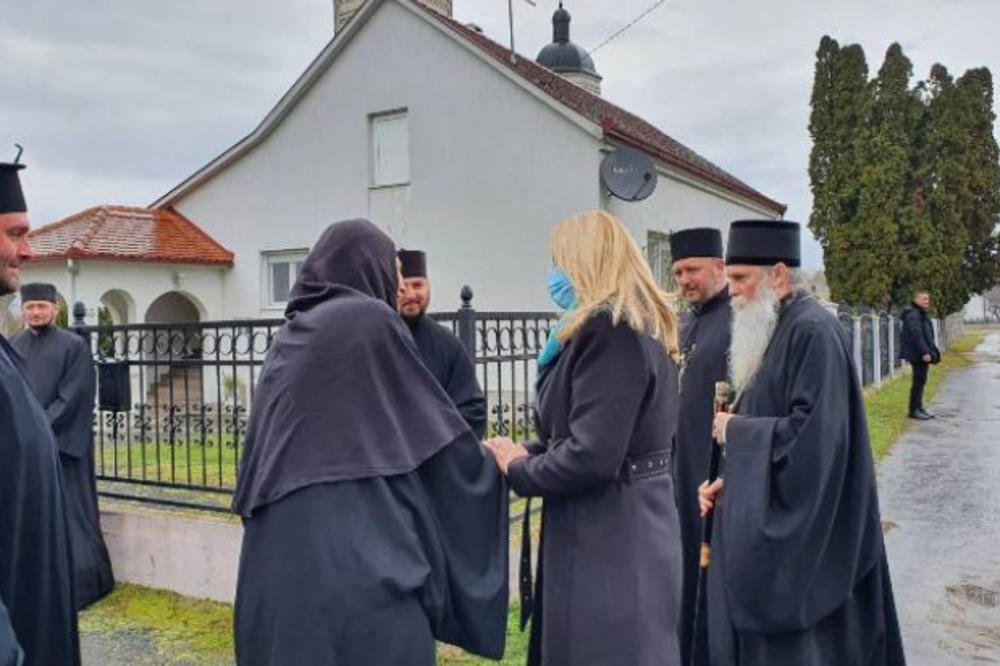 CVIJANOVIĆ POSETILA JASENOVAC U pratnji vladike Jovana obišla manastirski kompleks i posetila Hram Svetog Jovana Krstitelja (FOTO)