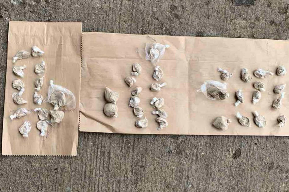 MLADIĆ I DEČAK DILOVALI PO LESKOVCU: Policija kod njih pronašla 34 grama heroina