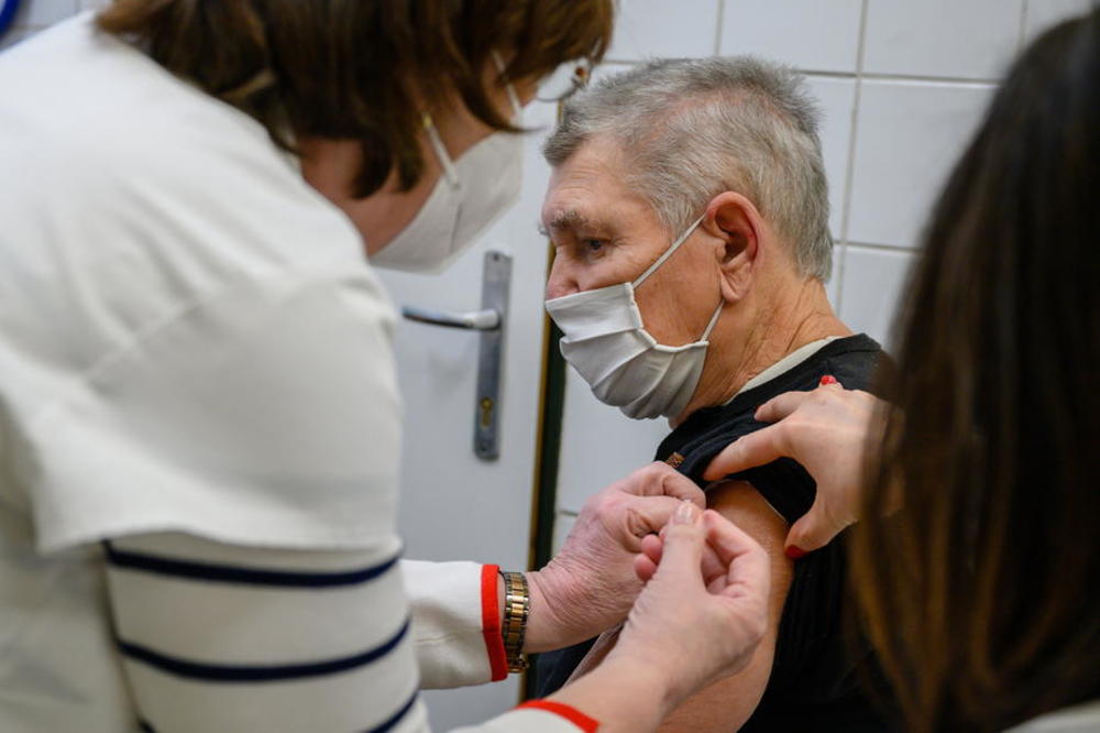 MAĐARSKA PRVA U EU POČELA DA VAKCINIŠE SPUTNJIKOM V: Dobili 40.000 doza, a čekaju i kineska cepiva