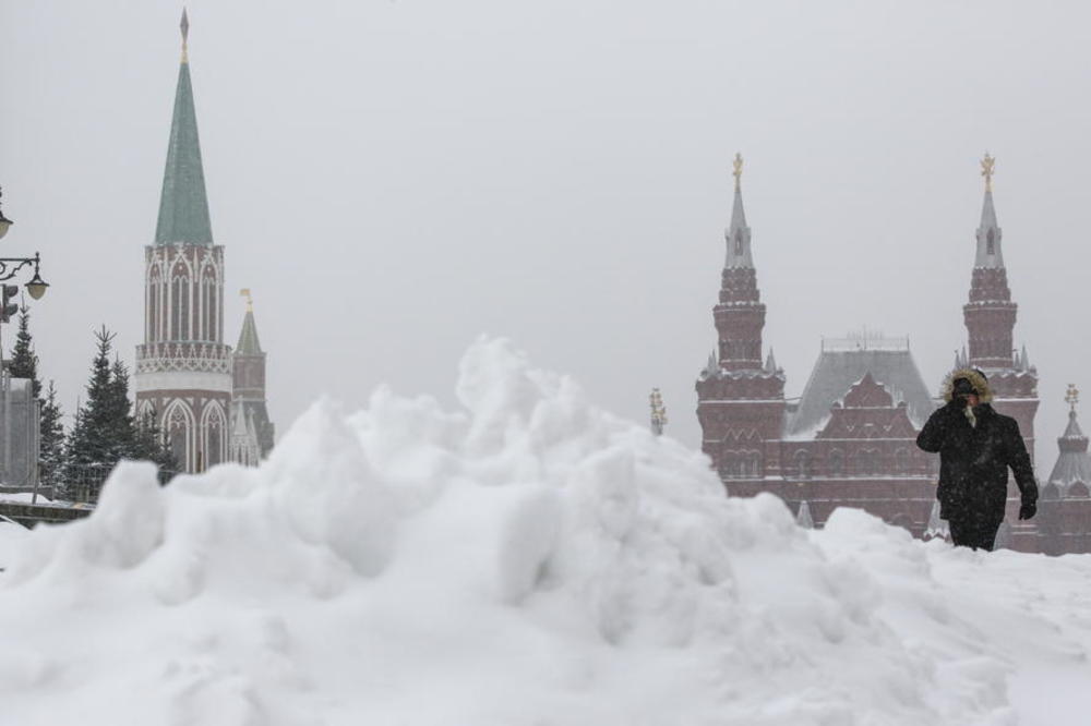 SNEŽNA APOKALIPSA U MOSKVI: Za dan palo više od trećine mesečne količine padavina! Već ima 40 cm snega (VIDEO)