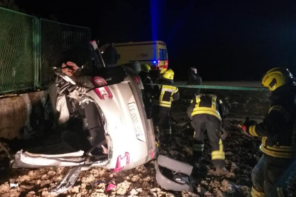 HRVAT SLETEO SA PUTA I PAO U NESVEST: Auto na -8 prekrio led, našao ga radnik zimske službe (FOTO)