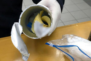 POLICIJA U DVE ODVOJENE AKCIJE ZAPLENILA UKUPNO 1,7 KG NARKOTIKA: Drogu spakovao u 3 kutije čipsa