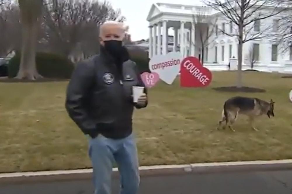 BAJDEN SVOJU KAFU DAO NOVINARKI: Ovo je gest o kome su mnogi pričali (VIDEO)