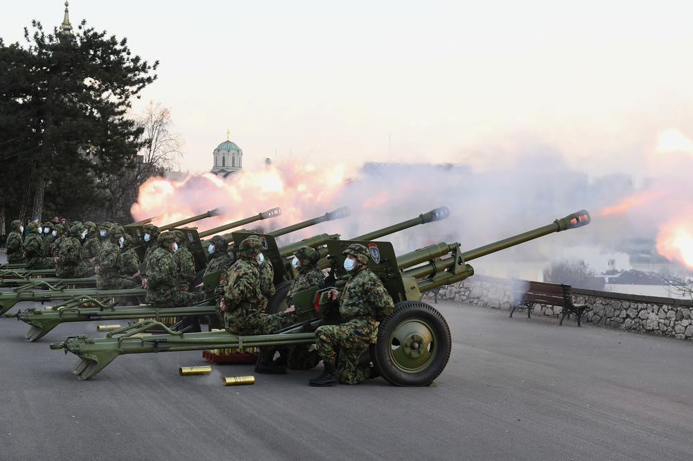 LEP PRIZOR NA KALEMEGDANU UOČI SRETENJA: Počasna artiljerijska paljba povodom Dana državnosti (FOTO)