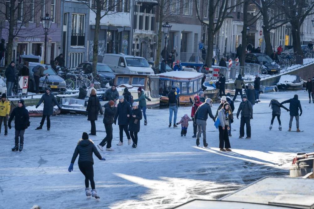 KLIZANJE U VREME KORONE: Holanđani uprkos upozorenjima premijera uživali u tradicionalnoj zimskoj aktivnosti! (VIDEO)