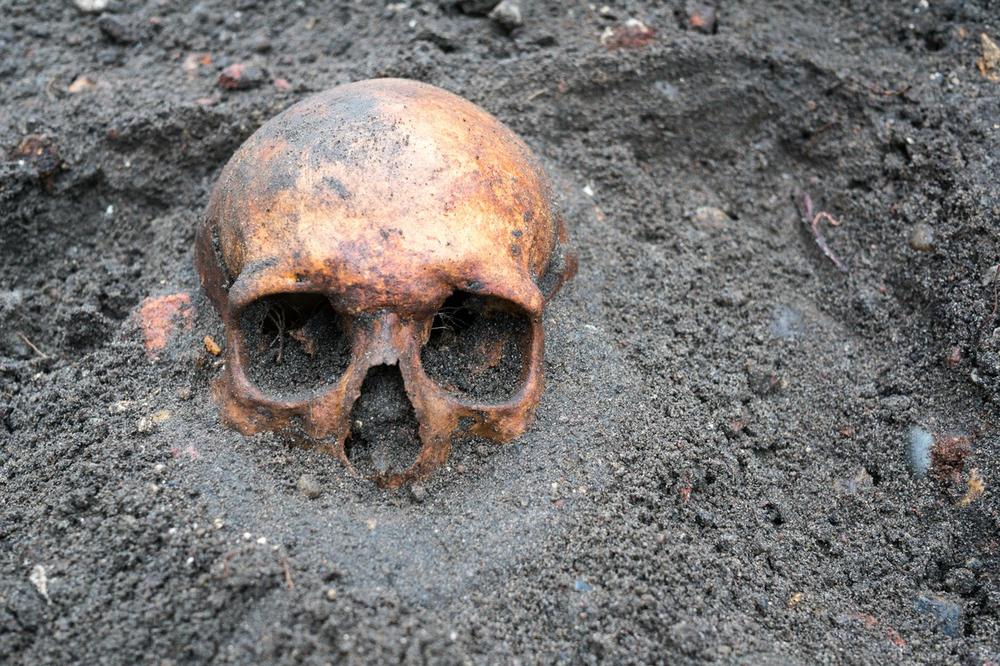 MRAČNI SREDNJI VEK Zašto su Evropljani redovno otvarali grobnice, uklanjali mrtvima stopala, pomerali lobanje i uzimali predmete?