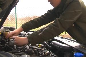 NIKOLI JE TEK 13 A ZNA SVAŠTA OKO KOLA: Ovo je najmlađi automehaničar u Srbiji! (VIDEO)