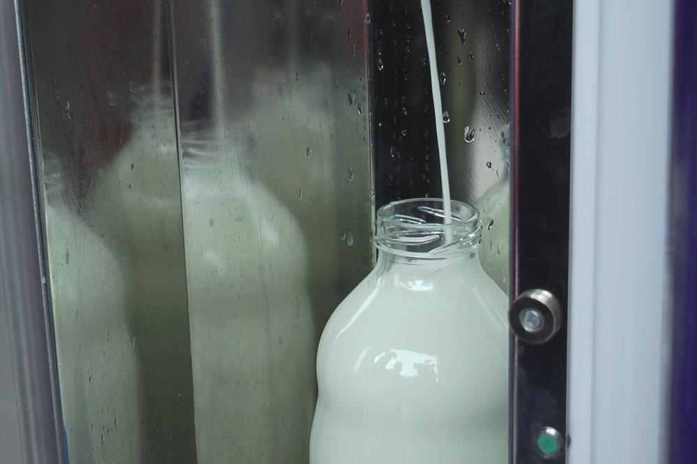 PRVI MLEKOMAT U SRBIJI: Za prvih deset dana u Čajetini prodato oko 1.000 litara domaćeg mleka