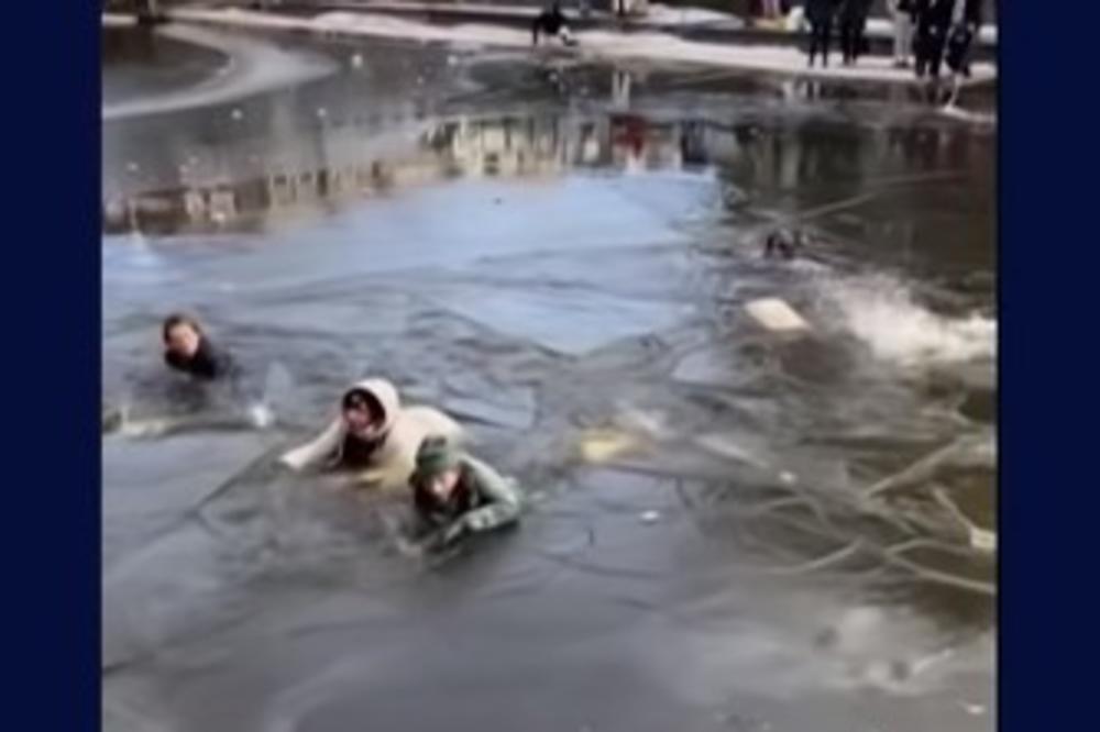DRAMATIČNO SPASAVANJE U AMSTERDAMU: Krenuli da se klizaju po kanalima, a led je samo delovao čvrsto (VIDEO)