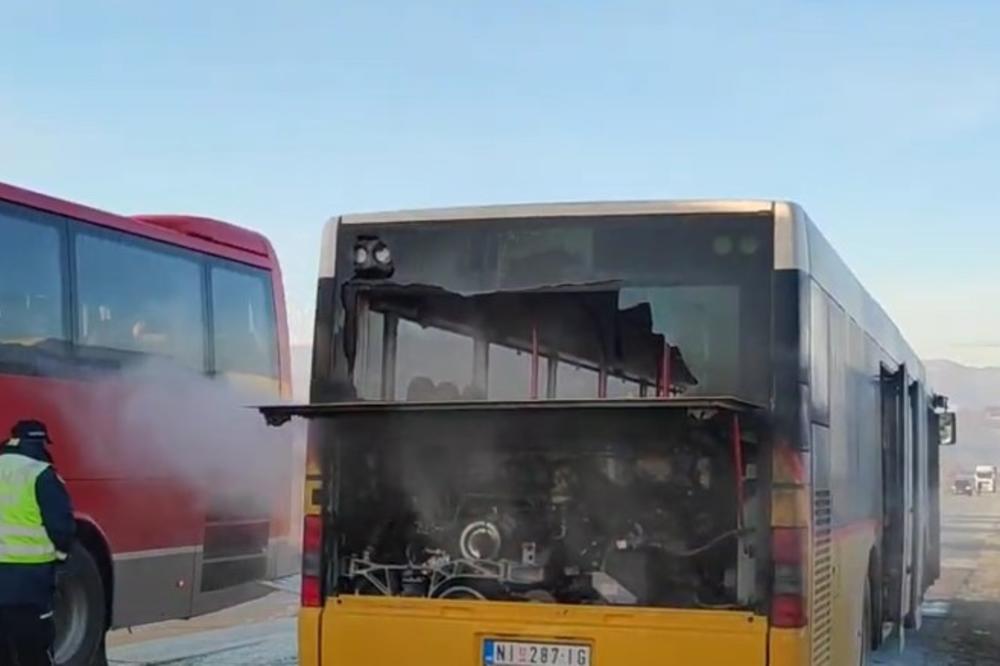 DRAMA RANIM JUTROM KOD JUGBOGDANOVCA: Zapalio se autobus za Prokuplje, osetio se prvo dim! Stvorila se kilometarska kolona (VIDEO)