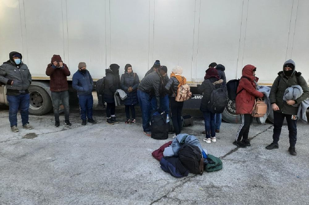 SLEPI PUTNICI MEĐU MANDARINAMA I POMORANDŽAMA: Carinici otkrili 12 ilegalnih migranata na Preševu