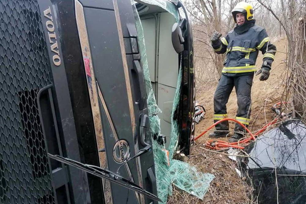 UDES KOD GAMZIGRADSKE BANJE: Cisterna se prevrnula i prignječila vozača u kabini, vatrogasci ga spasli