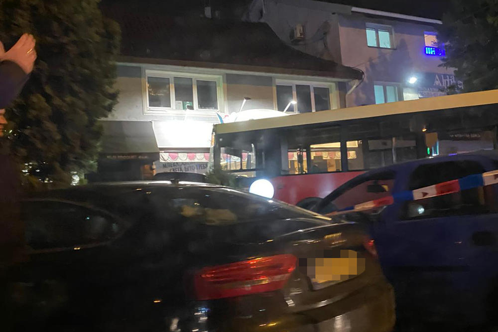ŽESTOKA SAOBRAĆAJKA U USTANIČKOJ: Autobus nakon sudara zamalo uleteo u radnje, oštećeno više vozila, pala i bandera (FOTO/VIDEO)